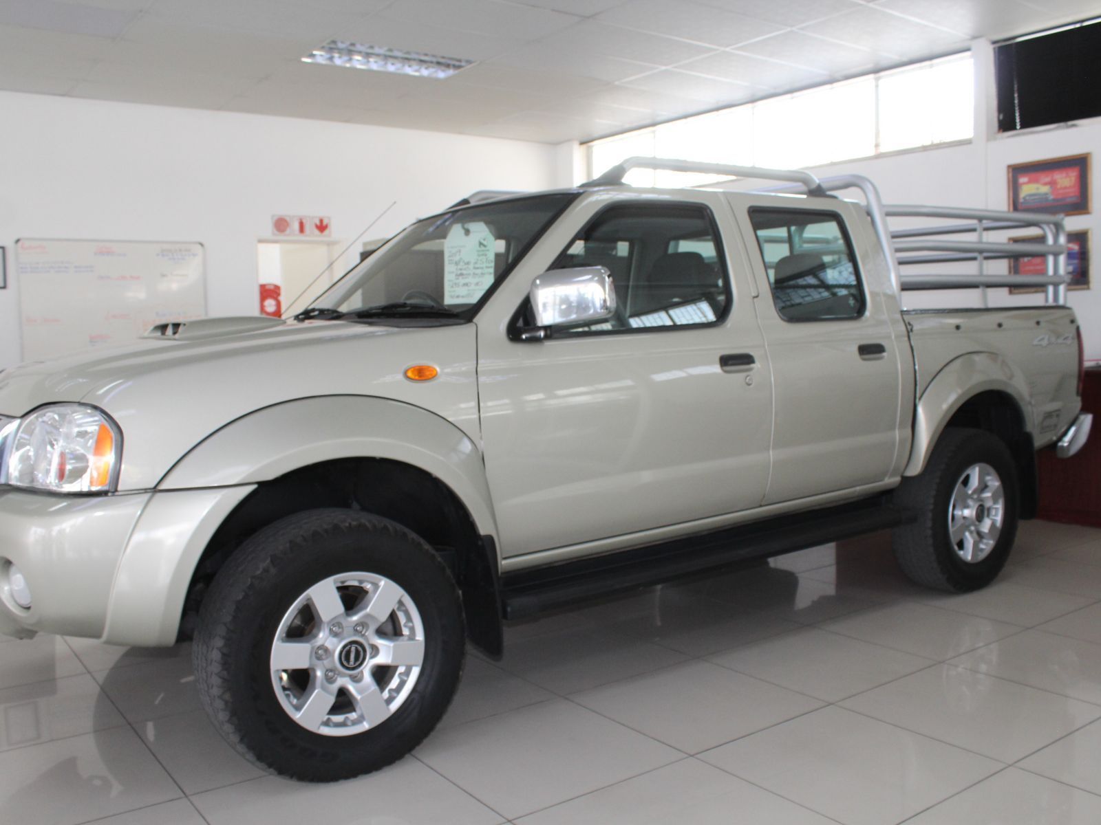 2019 Nissan Np300 2.5 TDI Dcab 4x4 photo