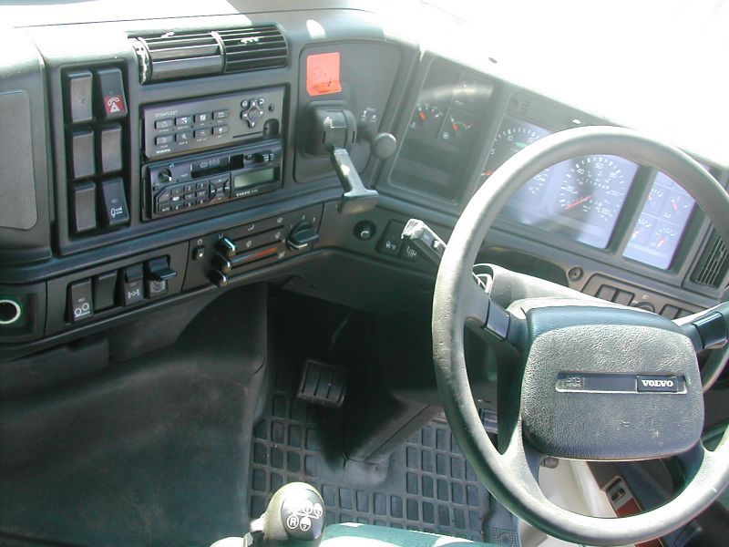 2000 Volvo FH12 photo