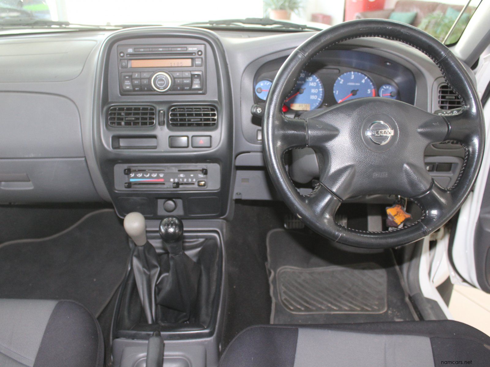 2021 Nissan Np300 photo