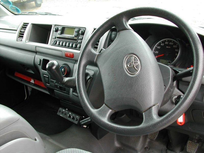 2009 Toyota quantum 10 seater photo