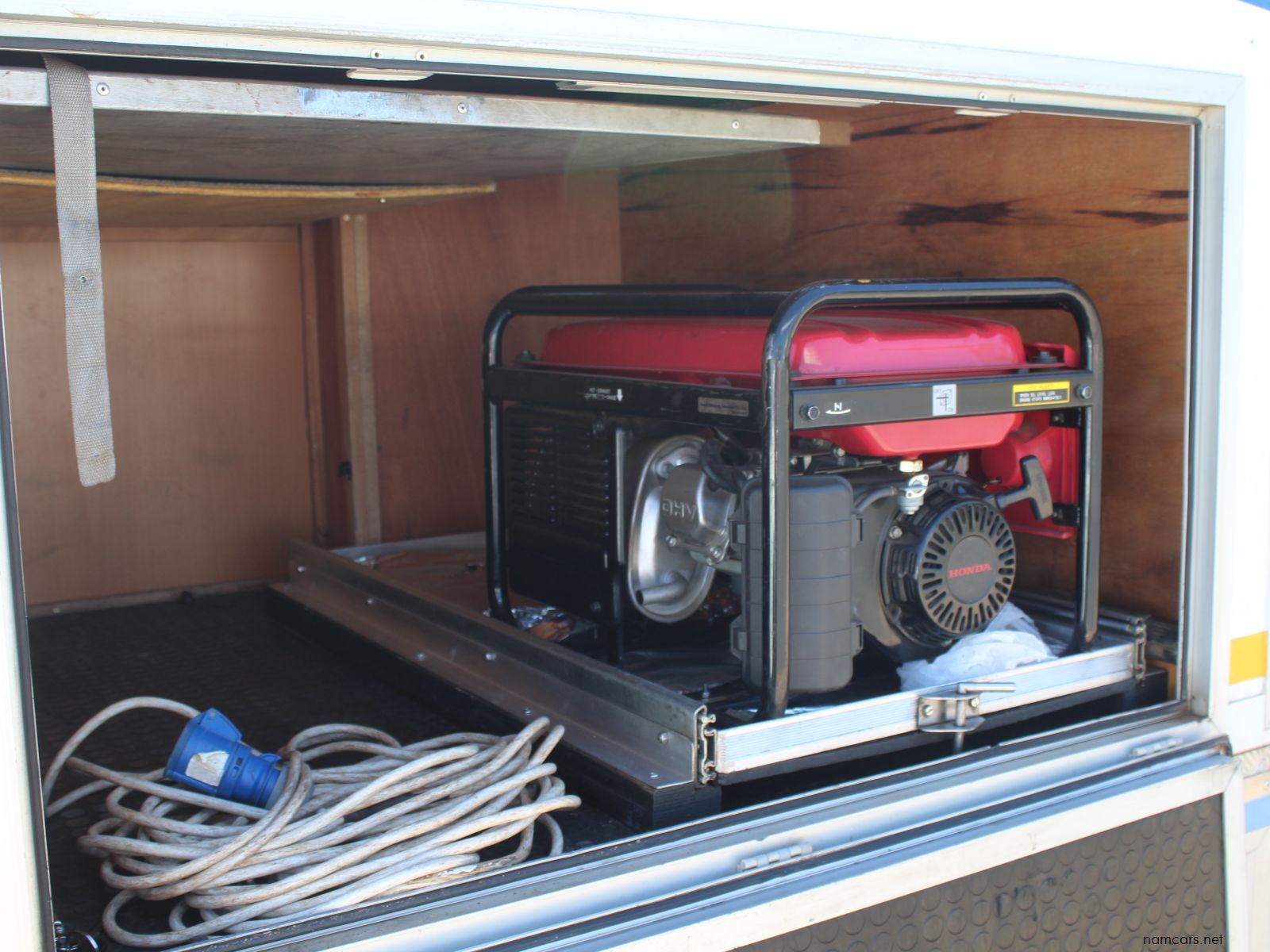 0 Isuzu NPS300 photo