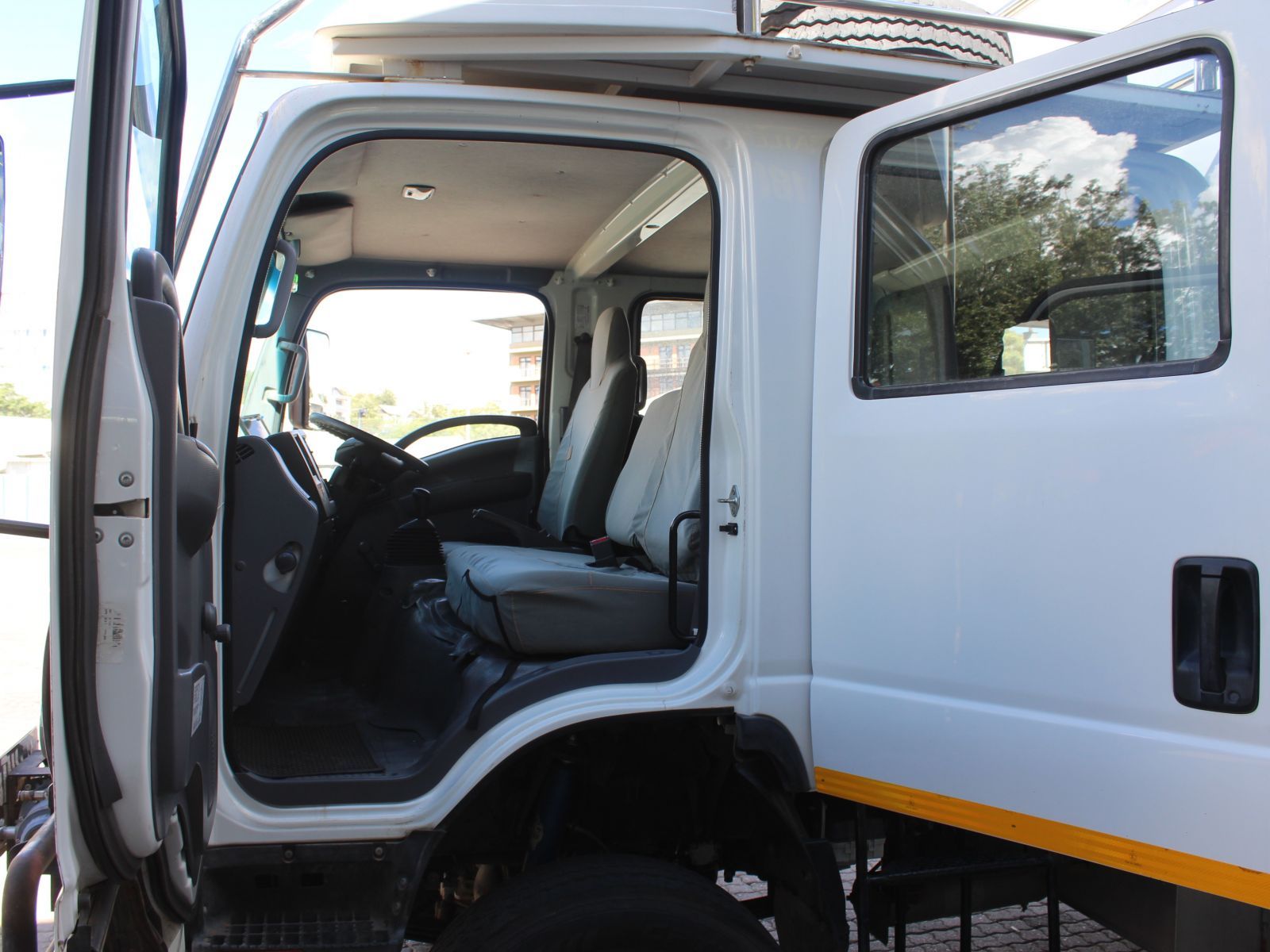 0 Isuzu NPS300 photo