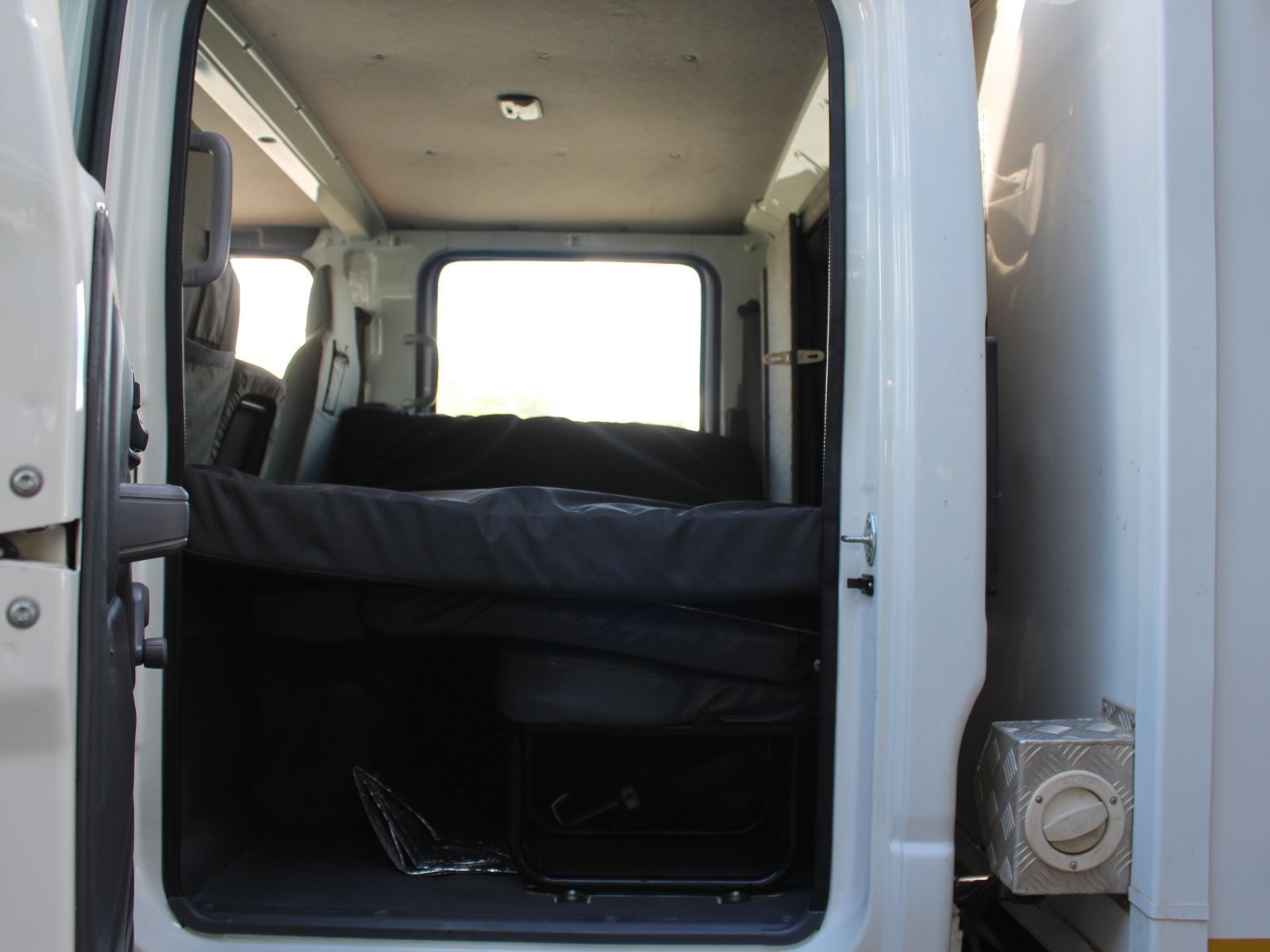 0 Isuzu NPS300 photo