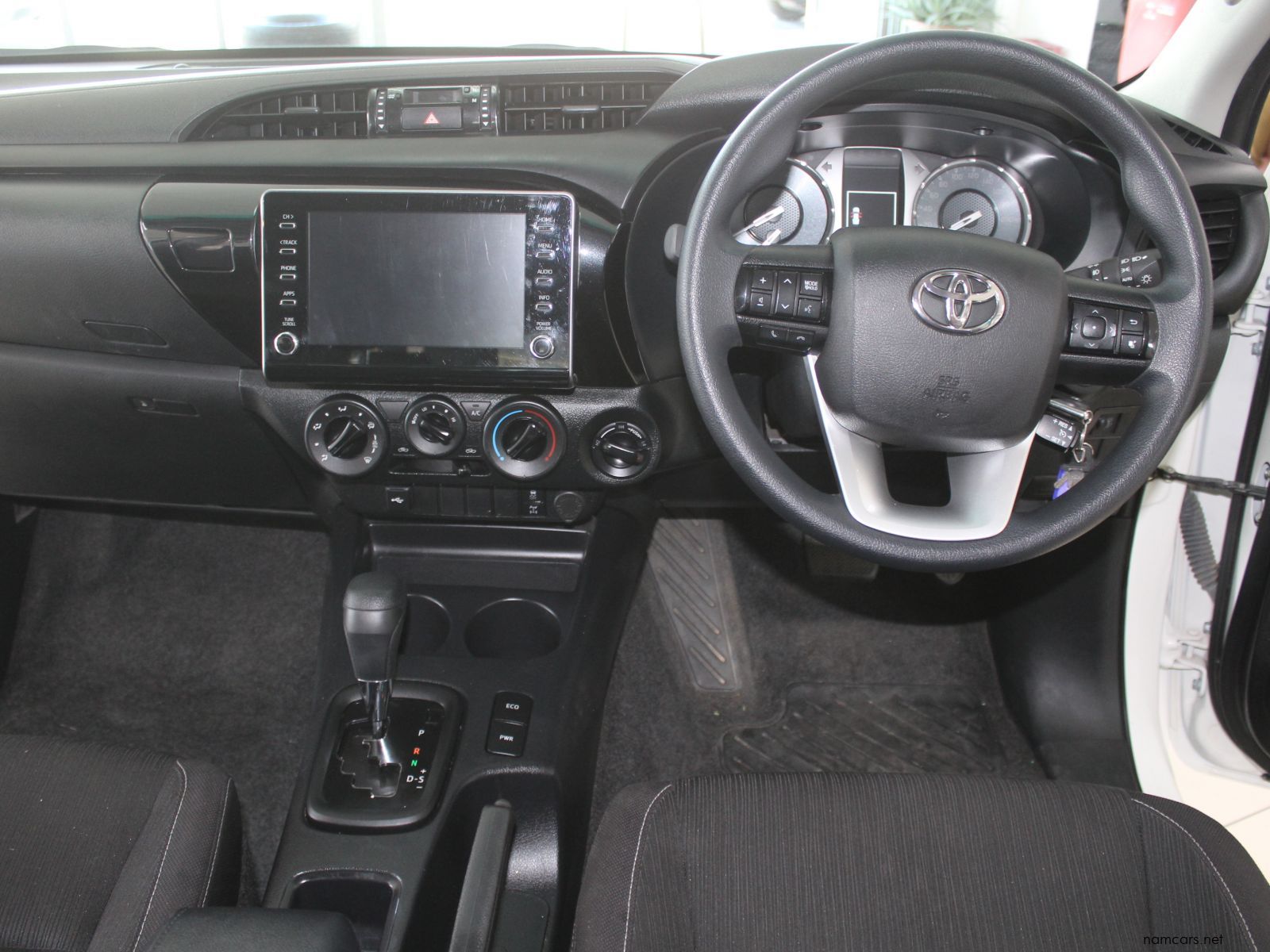 0 Toyota Hilux 2.4GD6 photo