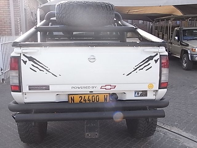 2013 Nissan NP300 / Nissan Patrol photo