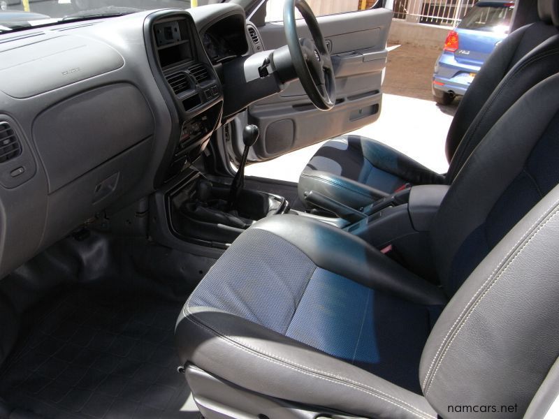 2013 Nissan NP300 / Nissan Patrol photo