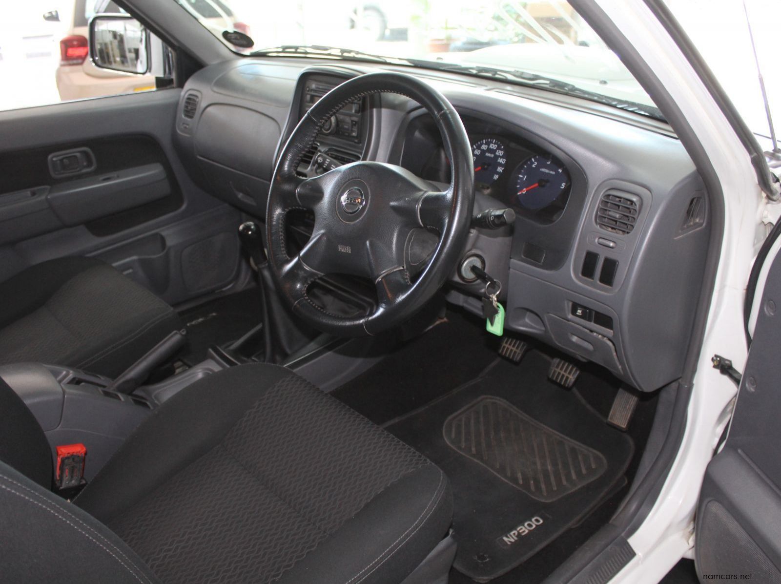 2018 Nissan NP300 2.5 TDI D cab 4x4 pictures