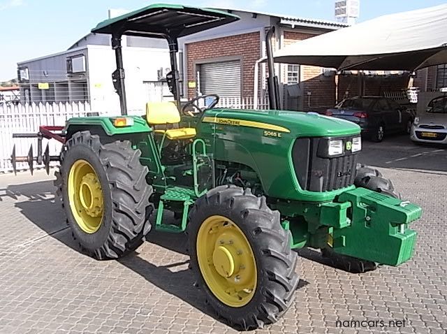 2017 John Deere 5065E 4x4 pictures