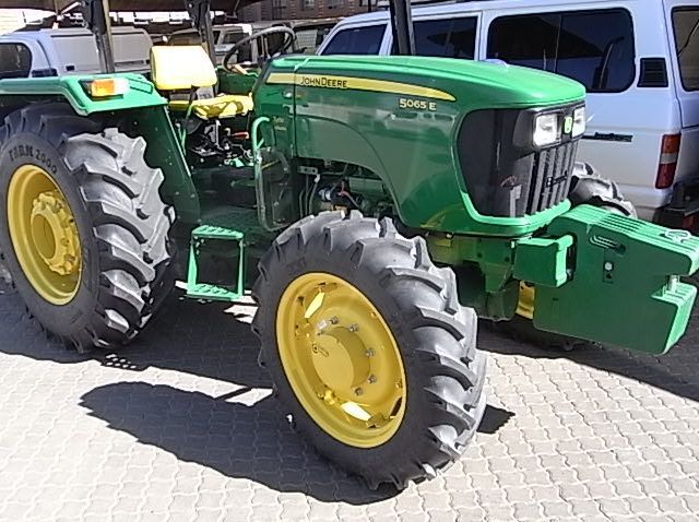 2017 John Deere 5065E 4x4 pictures