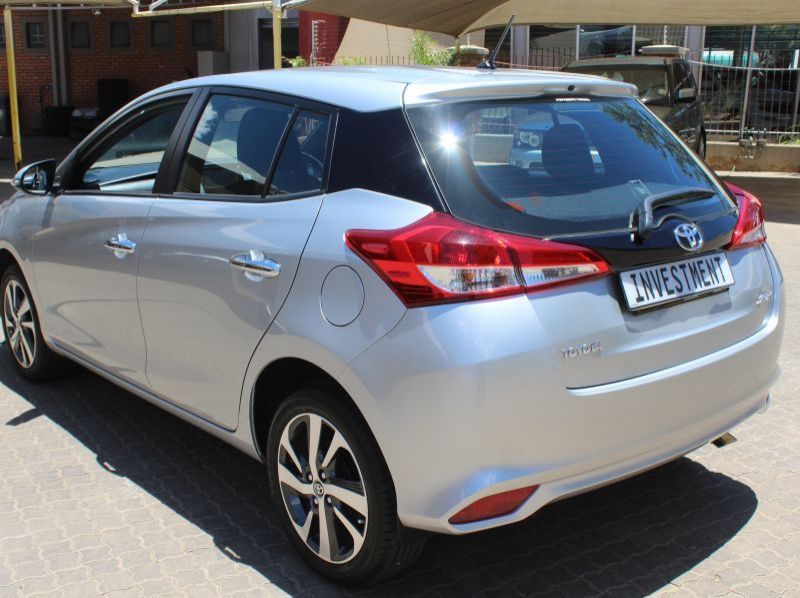 2018 Toyota YARIS 1.5 CVT XS pictures