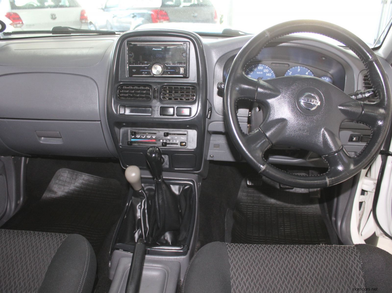 2018 Nissan NP300 2.5 TDI D cab 4x4 pictures