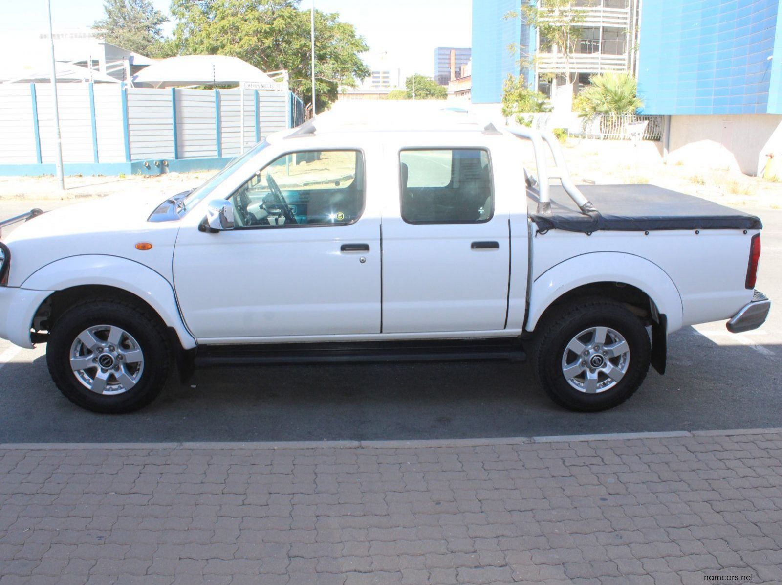 2018 Nissan NP300 2.5 TDI D cab 4x4 pictures