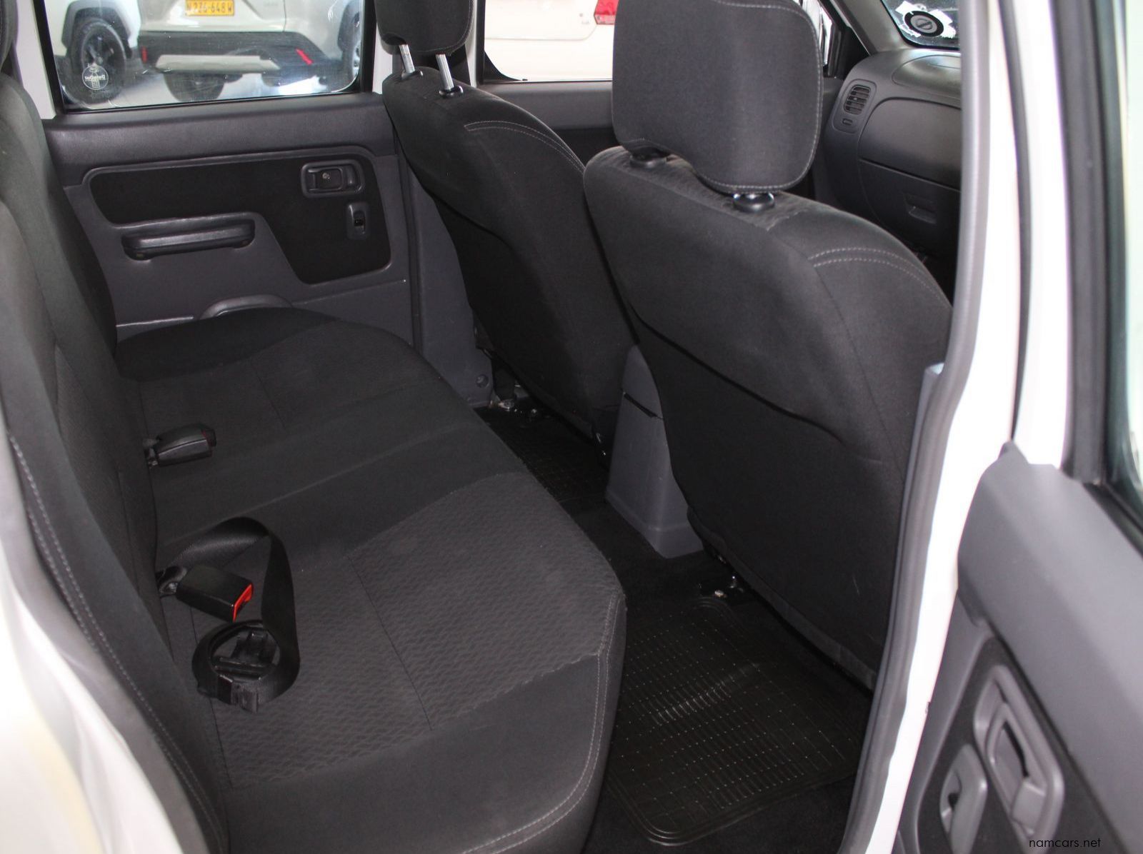 2018 Nissan NP300 2.5 TDI D cab 4x4 pictures