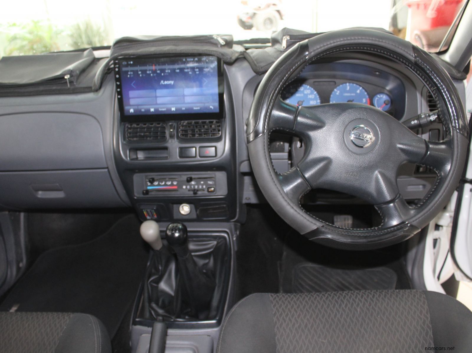 2020 Nissan Nissan NP300 D cab 2.5 TDI 4x4 pictures