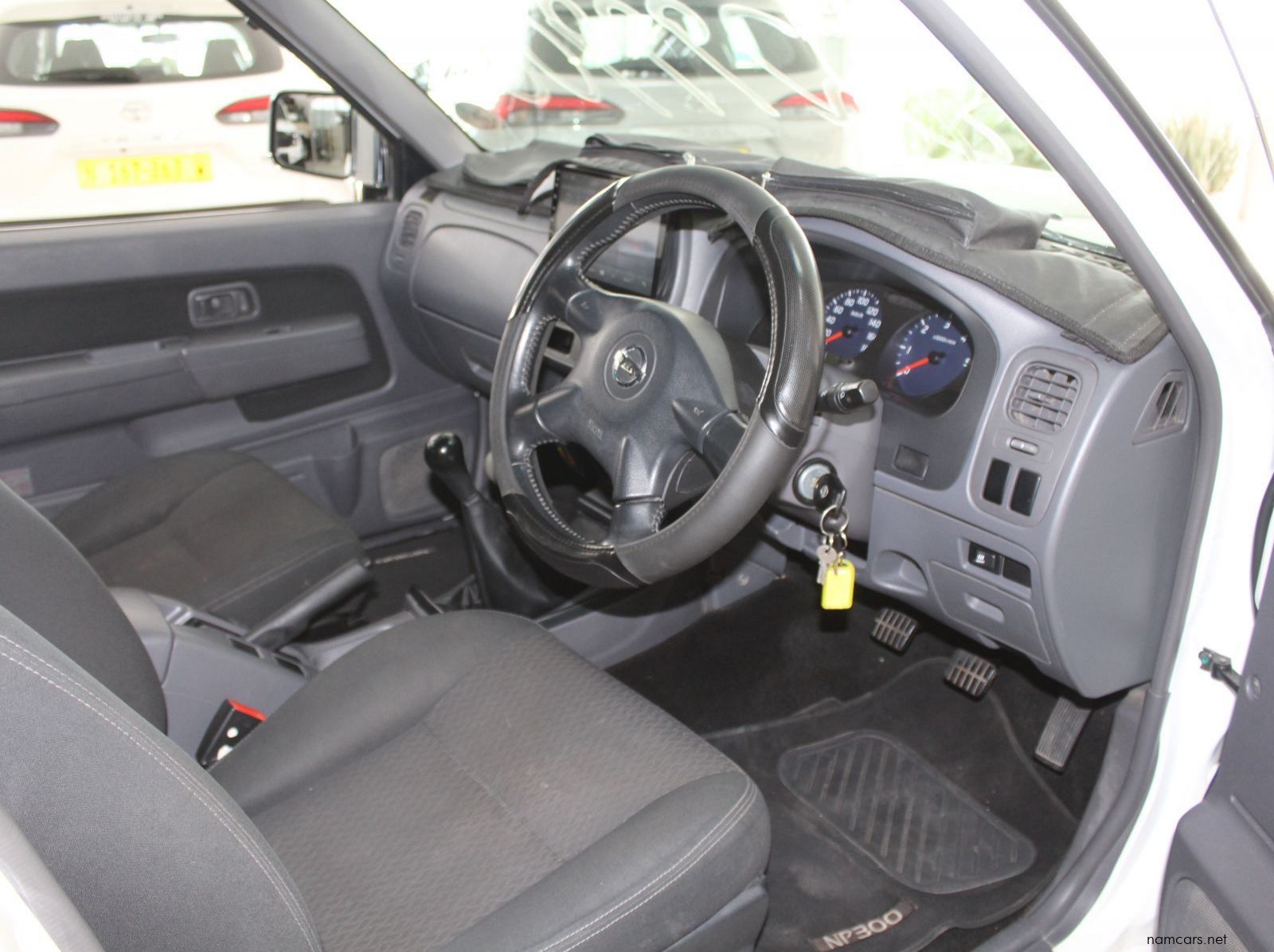 2020 Nissan Nissan NP300 D cab 2.5 TDI 4x4 pictures