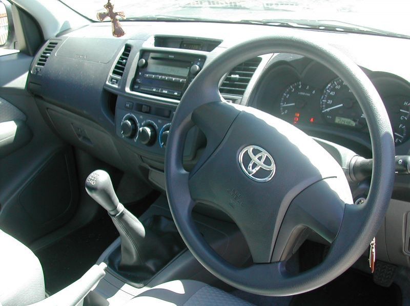2011 Toyota HILUX pictures