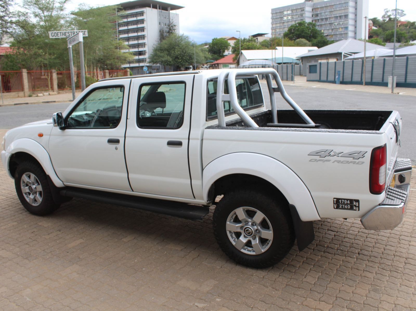 2020 Nissan NP300 2.5 TDI D cab 4x4 pictures