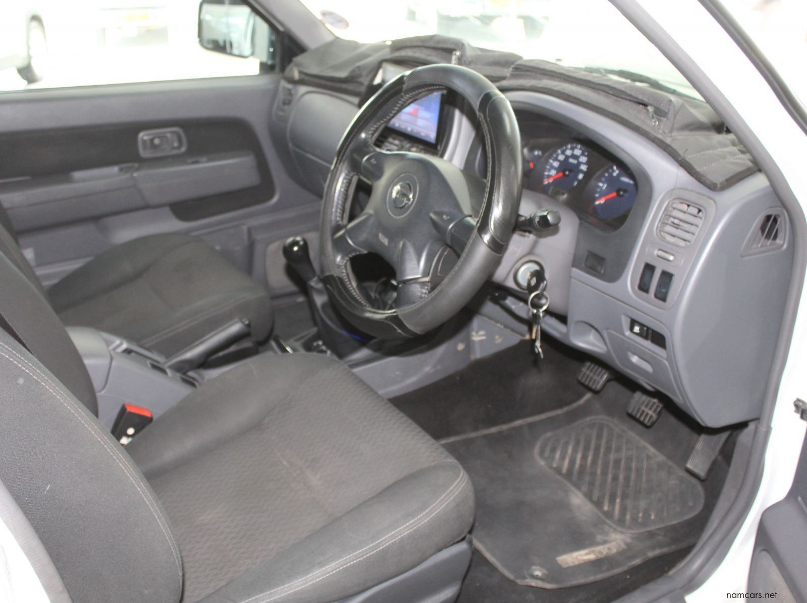 2020 Nissan NP300 2.5 TDI D cab 4x4 pictures