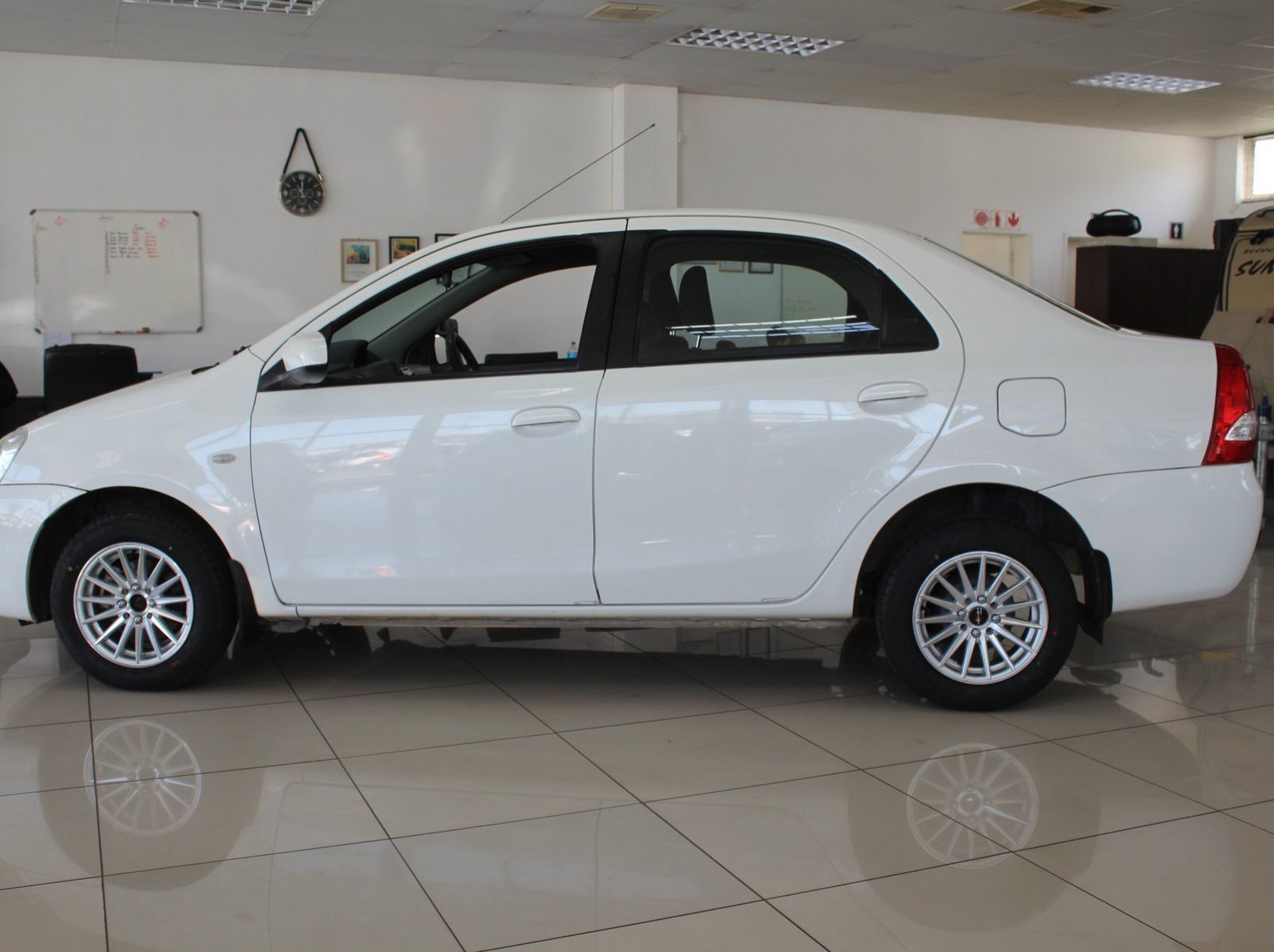 2015 Toyota Etios 1.5 SX sedan 4 door pictures
