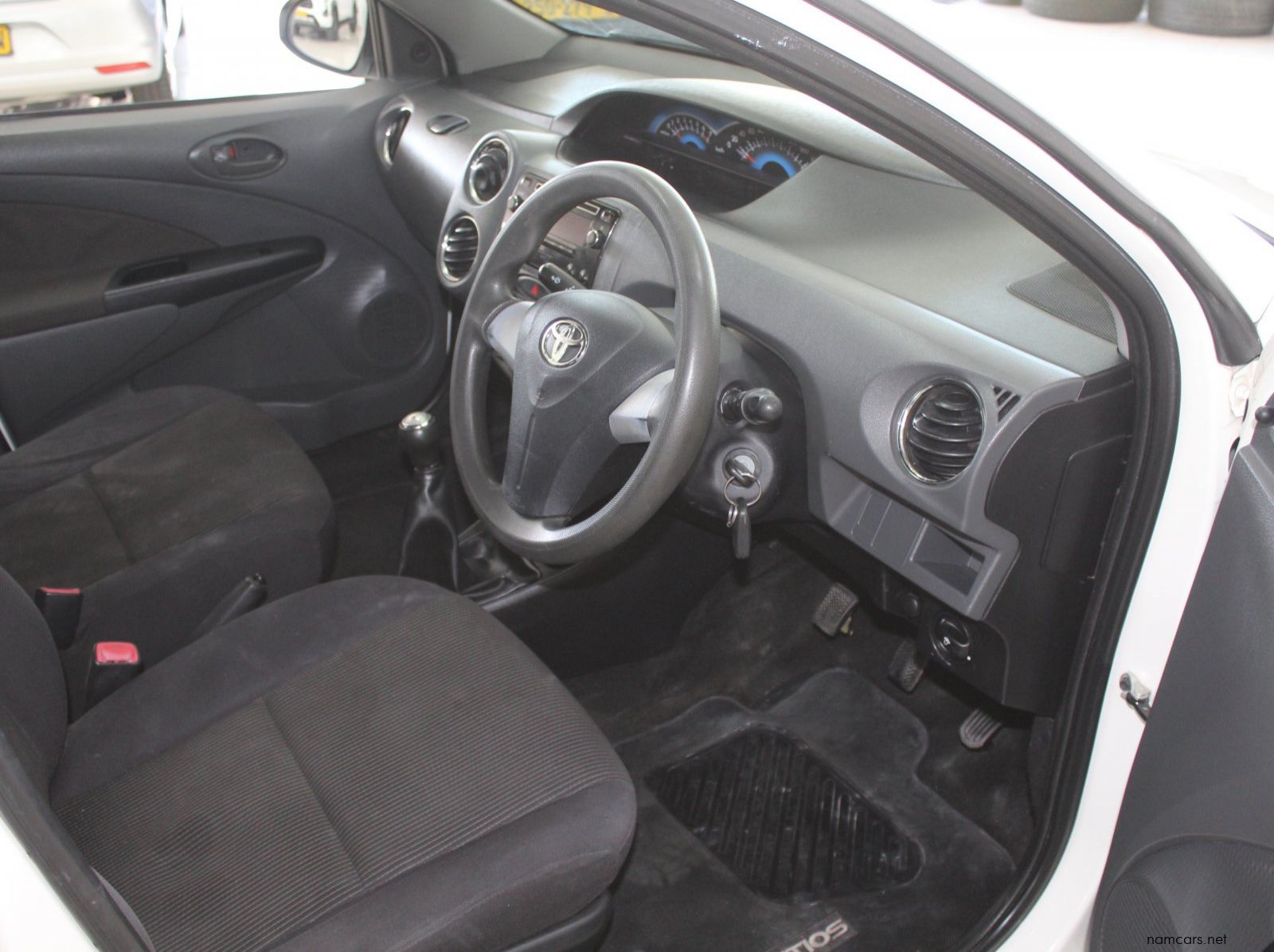 2015 Toyota Etios 1.5 SX sedan 4 door pictures