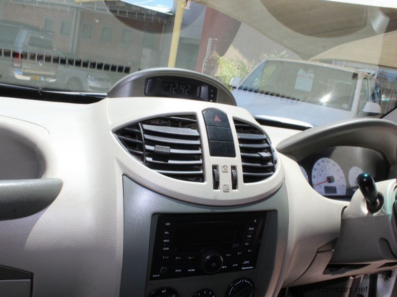 2015 Mahindra 2.2 Ginio pictures