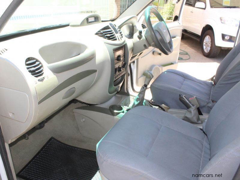 2015 Mahindra 2.2 Ginio pictures