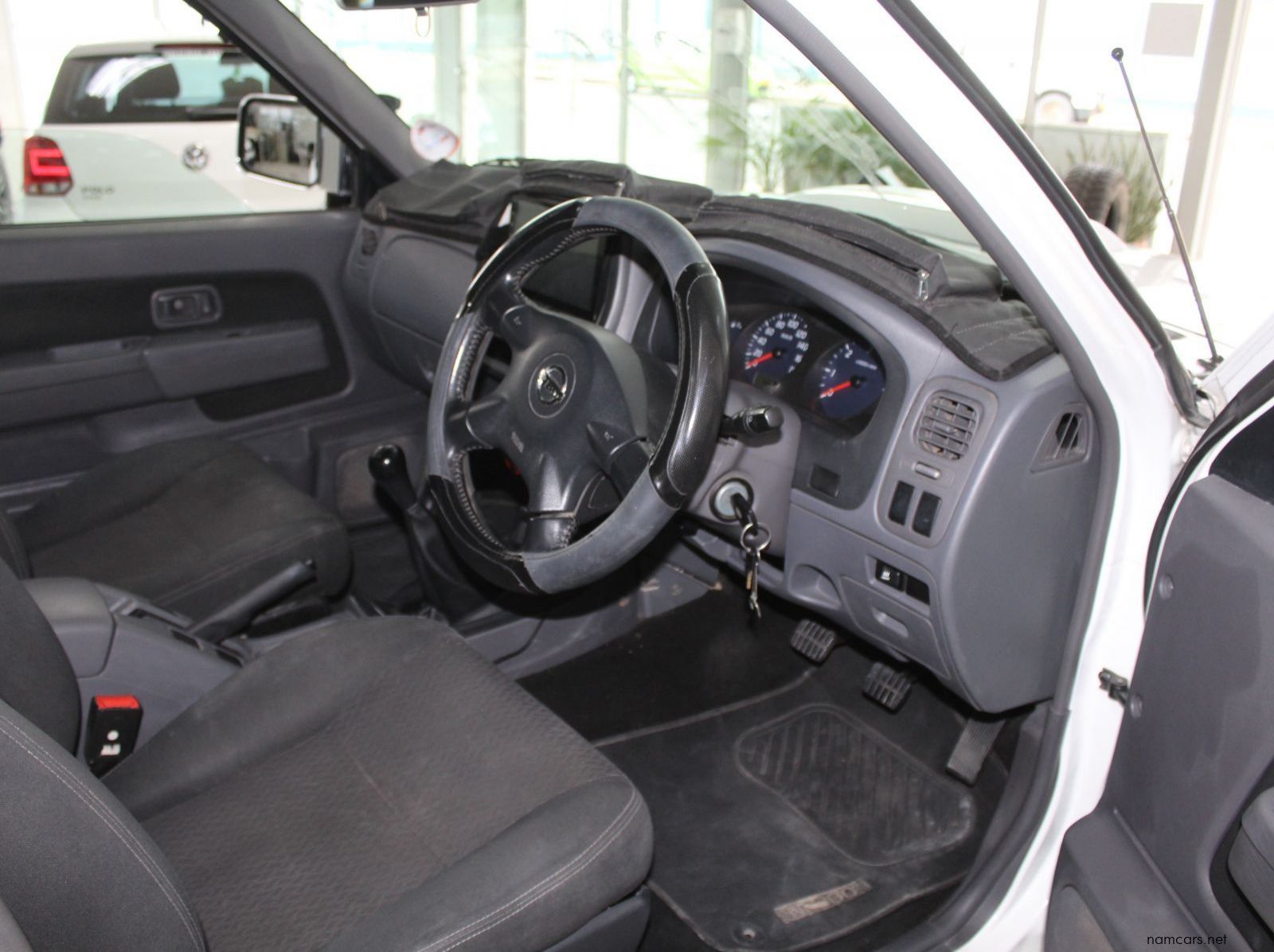 2020 Nissan NP300 2.5 TDI D cab 4x4 pictures