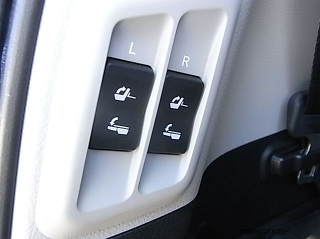 2017 Toyota Prado VX 4.0 V6 7 seater pictures