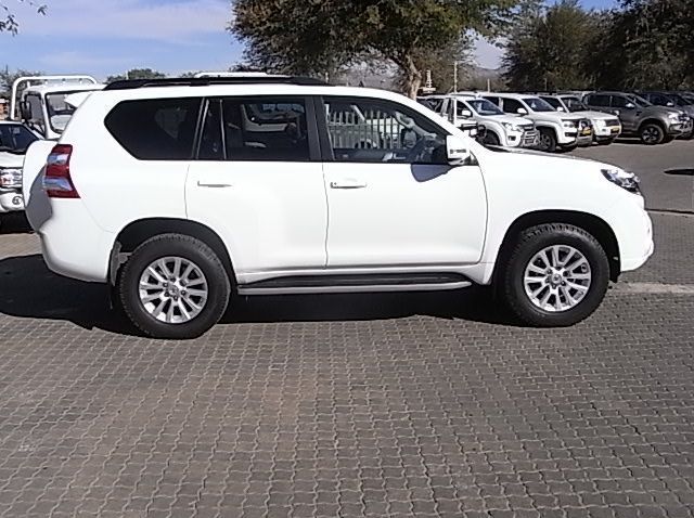 2017 Toyota Prado VX 4.0 V6 7 seater pictures