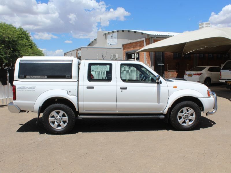 2017 Nissan NP300 2.5TDI D/C 4X4 pictures