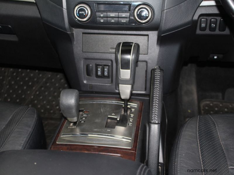 2010 Mitsubishi Pajero 3.2 DID 7 seater pictures