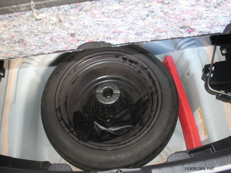 2017 Toyota Yaris 1.3 XS pictures