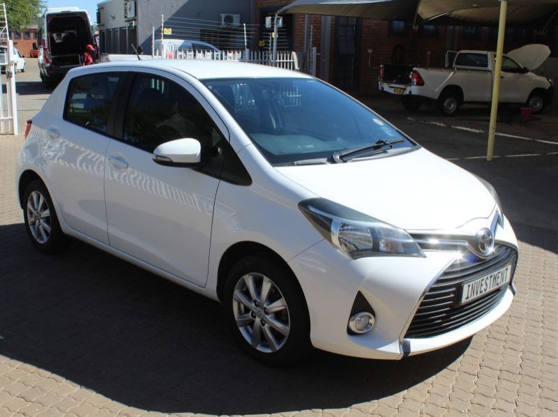 2017 Toyota Yaris 1.3 XS pictures