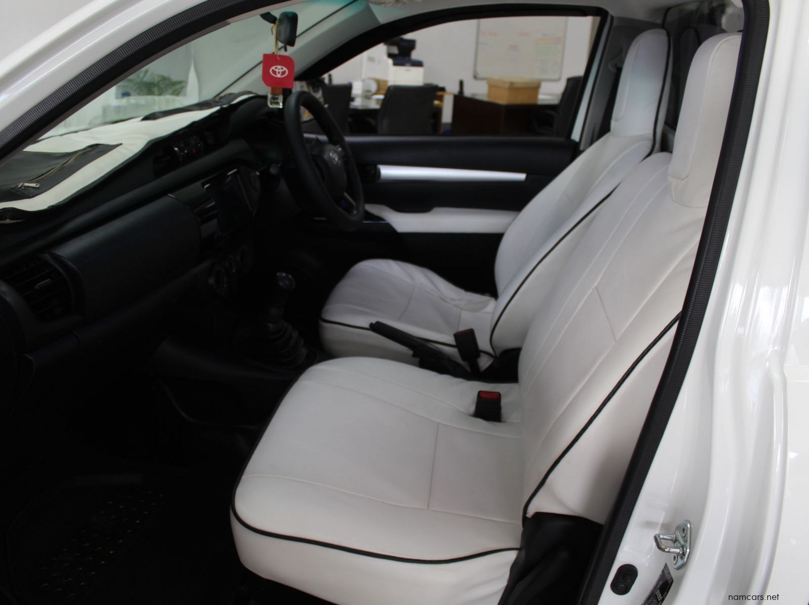 2019 Toyota Hilux 2.0 VVTI pictures