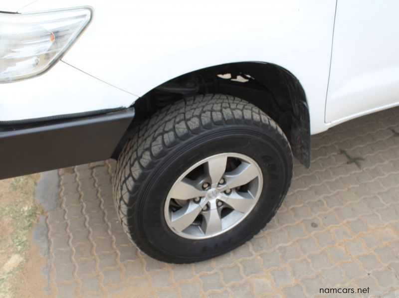 2014 Toyota 2.5 D4D Hilux S Cab 4x4 pictures