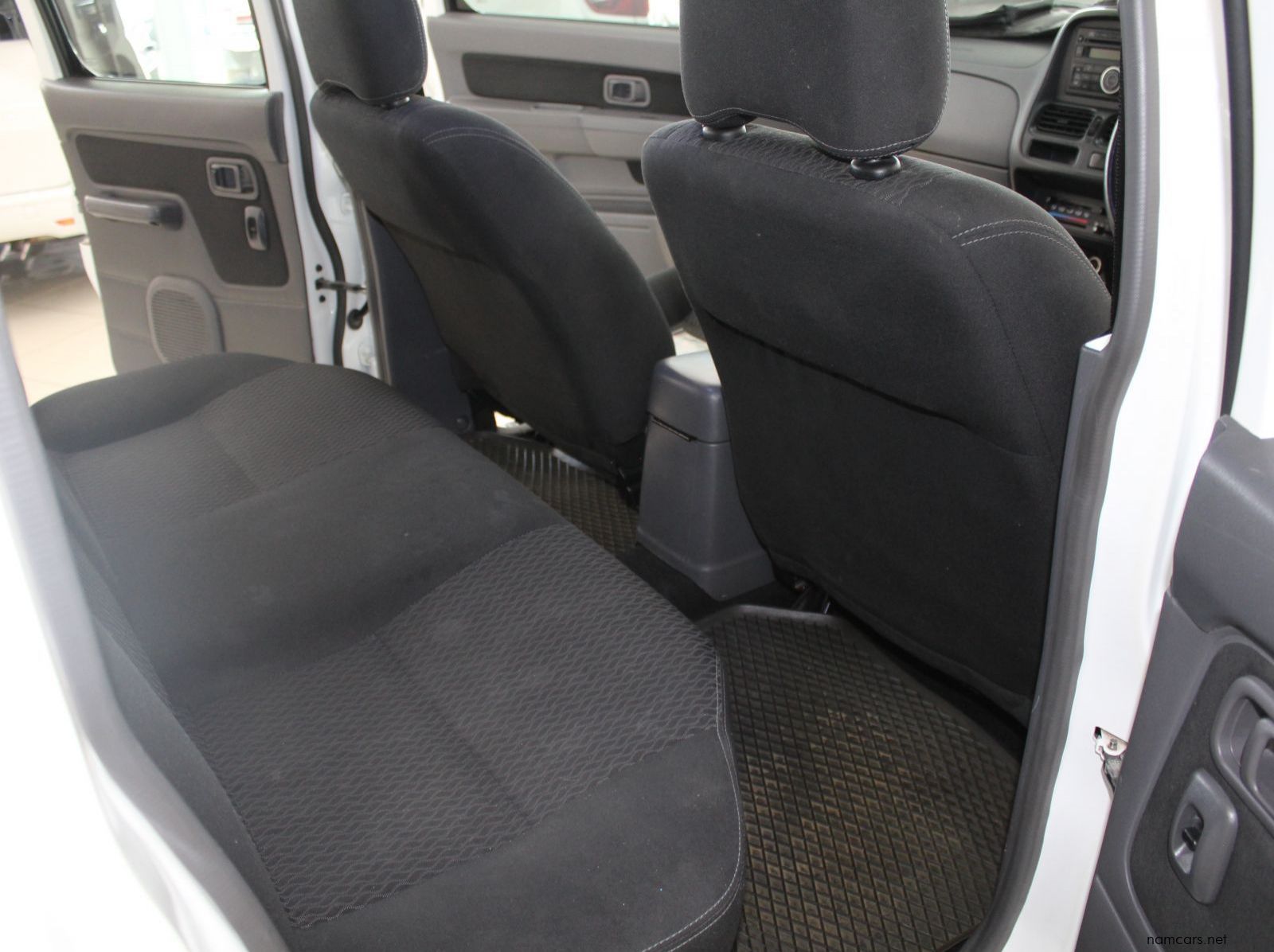 2020 Nissan NP300 2.5 TDI D cab 4x4 pictures