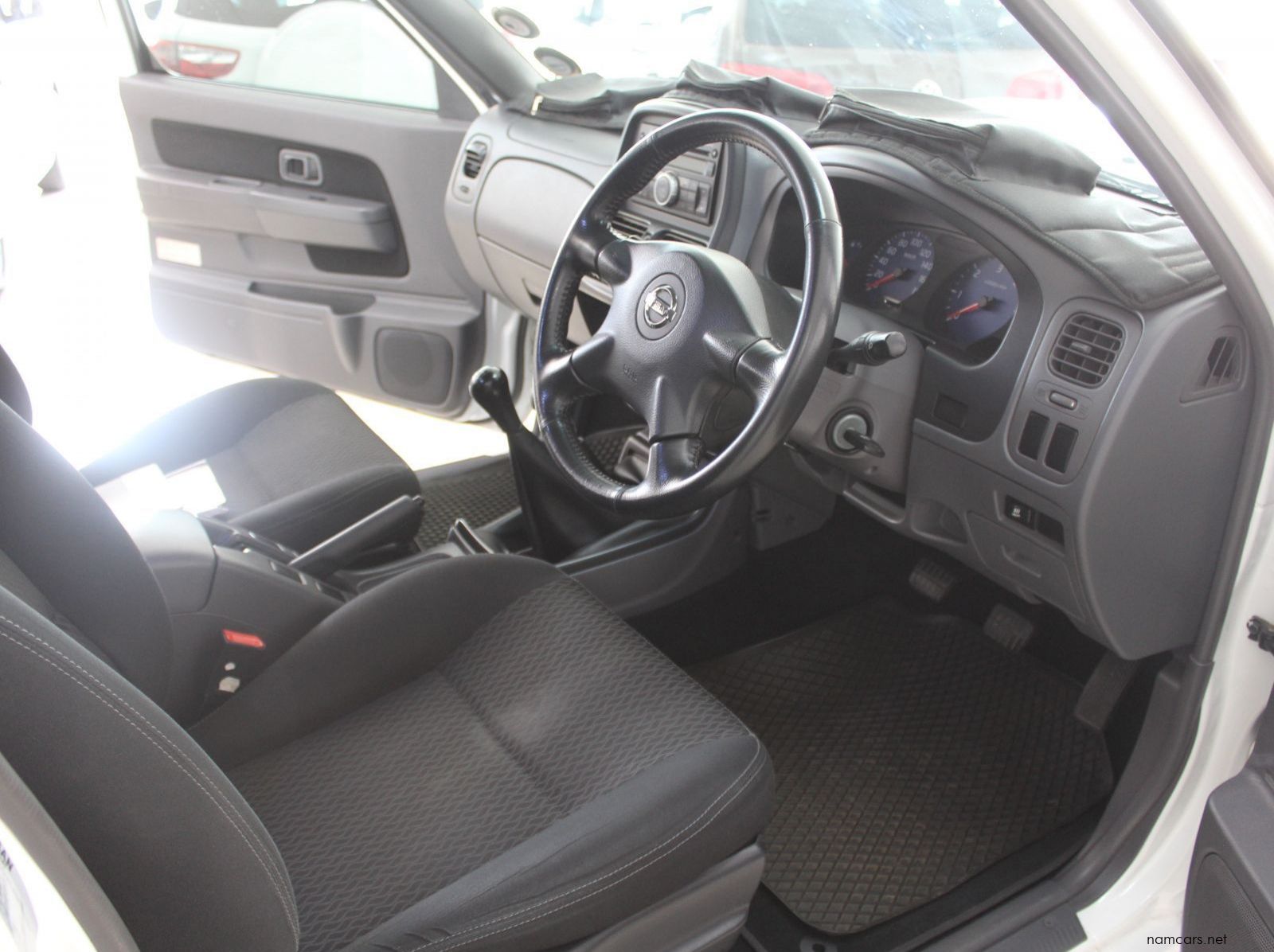 2020 Nissan NP300 2.5 TDI D cab 4x4 pictures