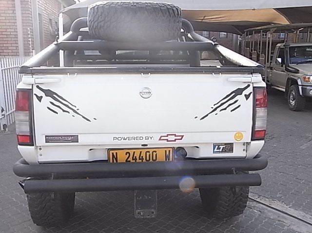 2013 Nissan NP300 / Nissan Patrol pictures