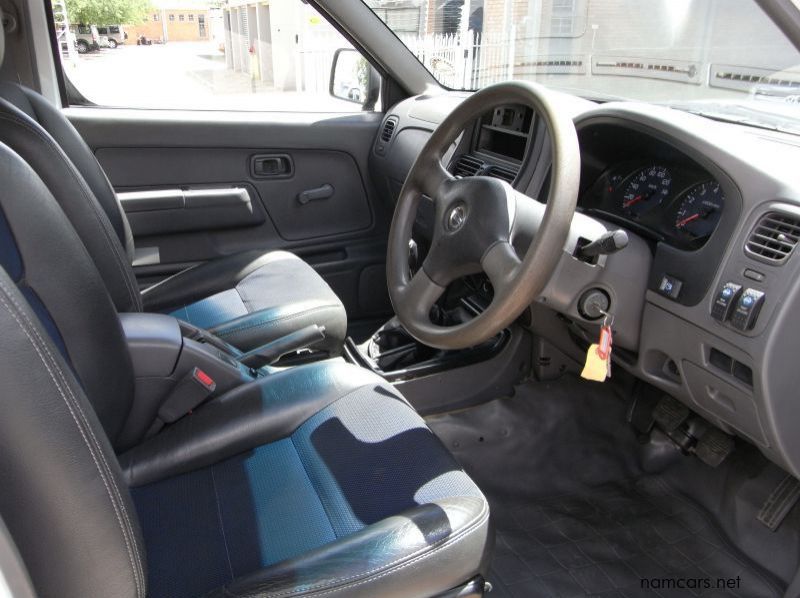2013 Nissan NP300 / Nissan Patrol pictures