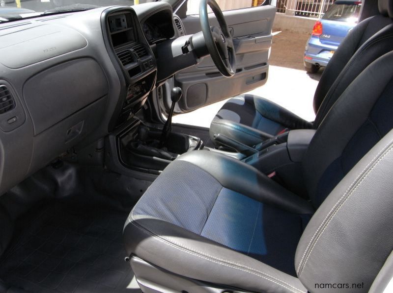 2013 Nissan NP300 / Nissan Patrol pictures