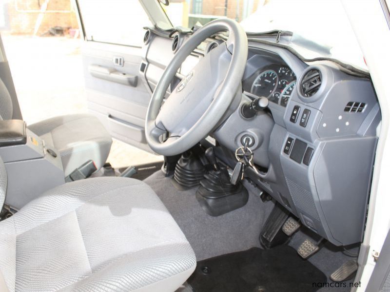 2017 Toyota 76 Series Land Cruiser pictures