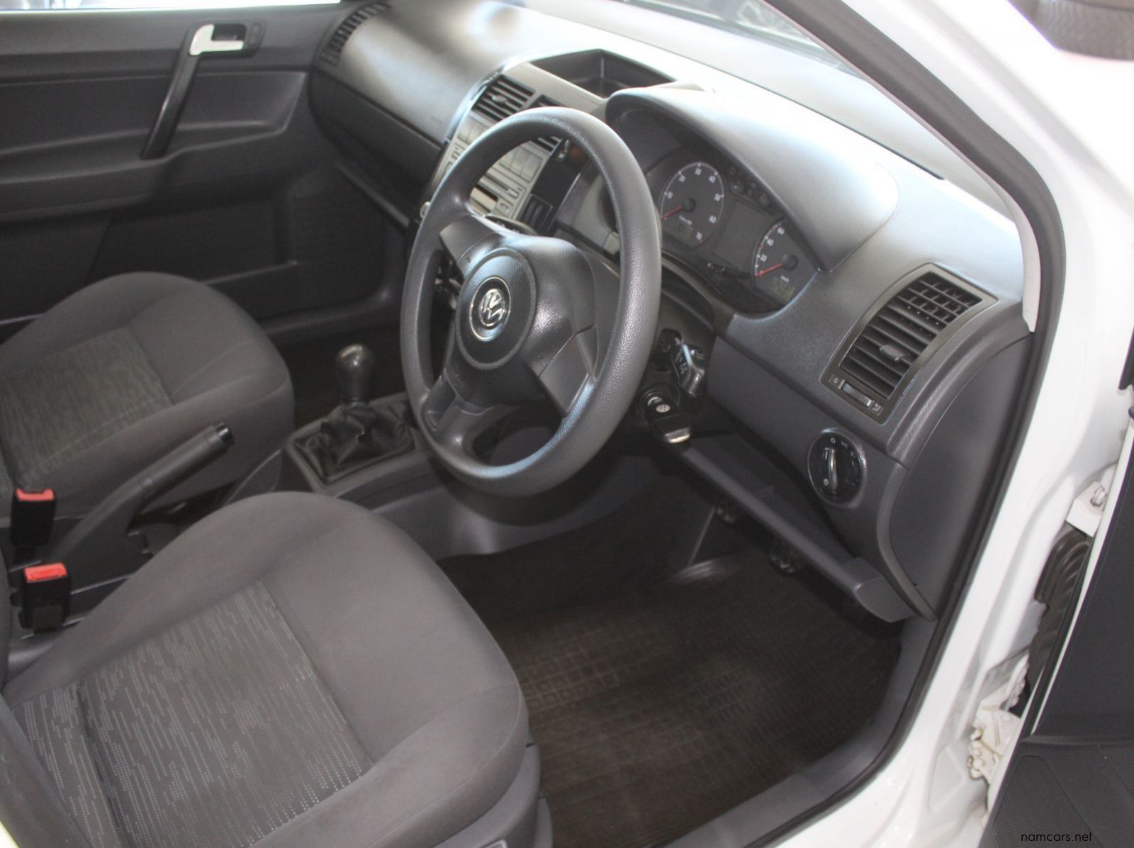 2016 Volkswagen VW Polo Sedan 1.4i pictures