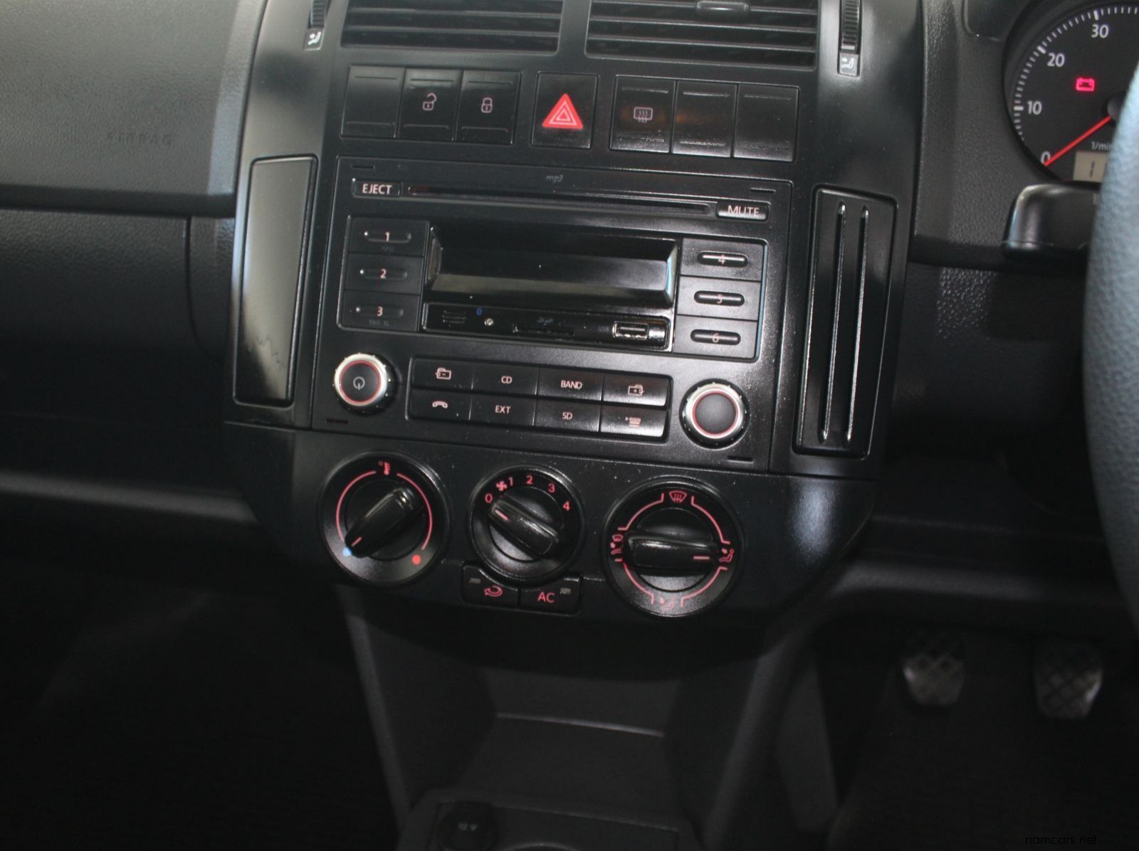 2016 Volkswagen VW Polo Sedan 1.4i pictures