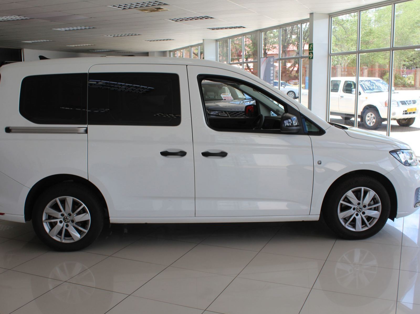 2023 Volkswagen Caddy Kombi 7 seater 1.6i pictures